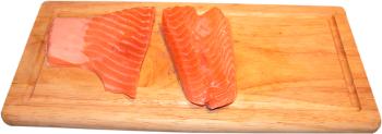 filet z �ososia, drewniana deska kuchenna